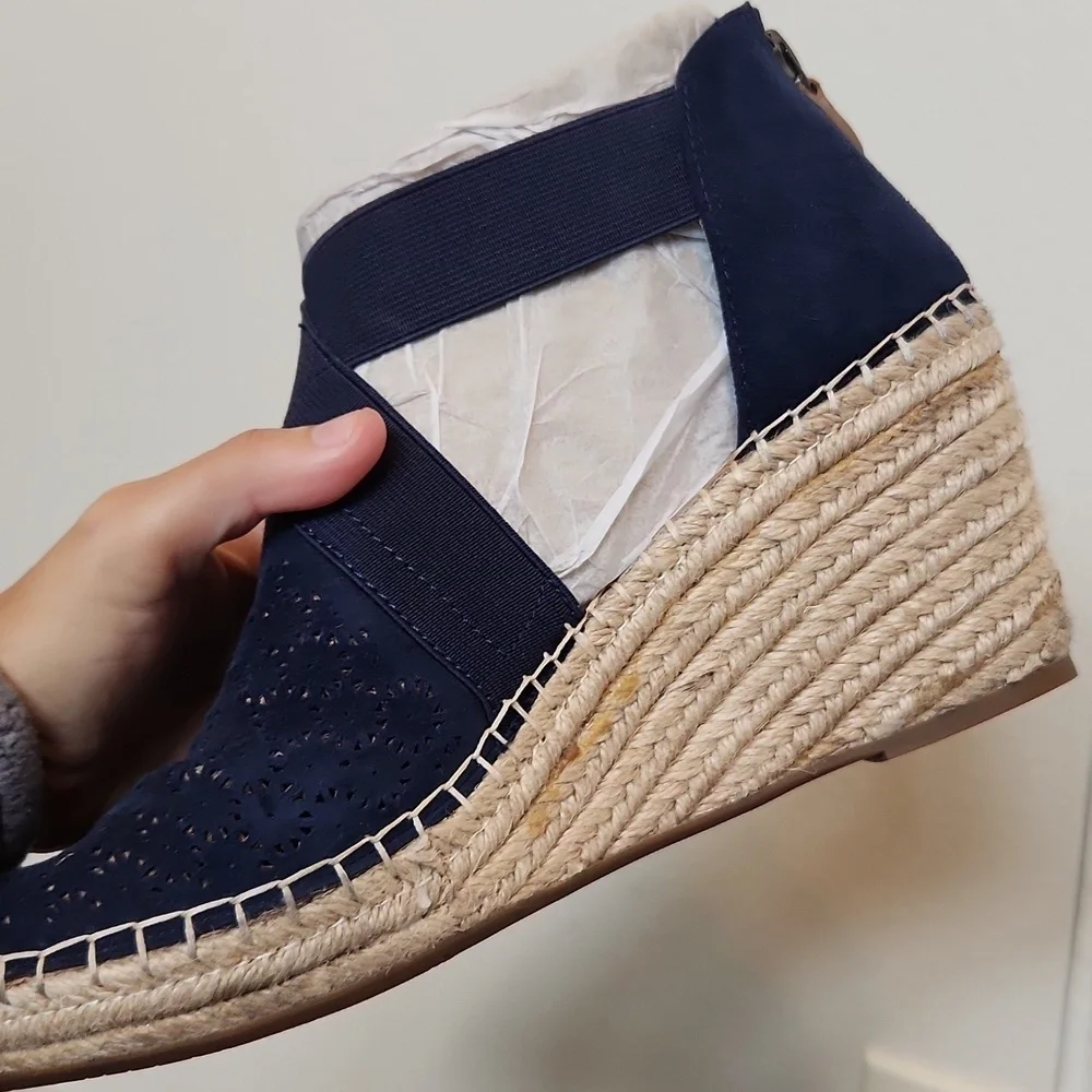 NWT Kenneth Cole Gentle Souls Colleen Cross Blue Elastic Wedge Sandal